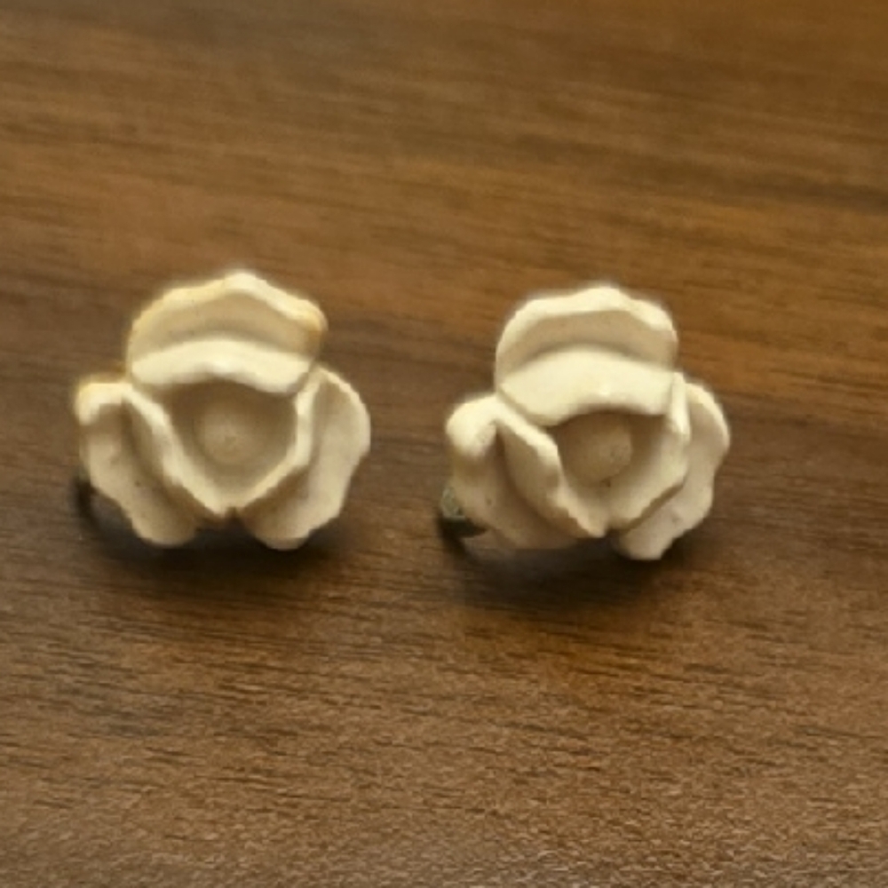 VINTAGE Elegant White Rose Stud Earrings, clip-on